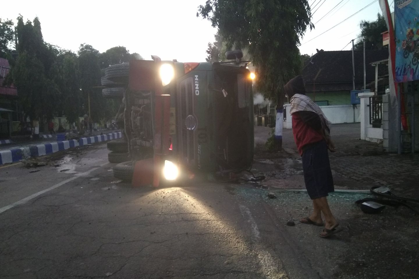 Truk Angkut Tabung Terguling Jalur Madiun-Surabaya Lumpuh 6 Jam