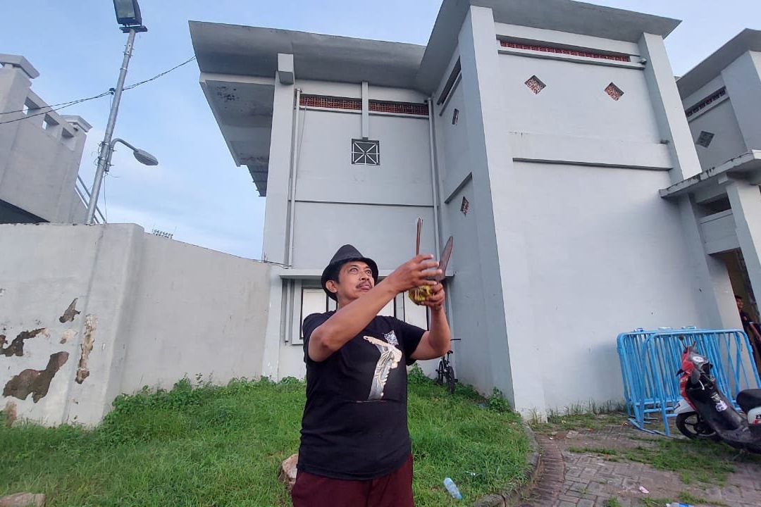 Kisah Sang Pawang Hujan di Balik Lancarnya Liga 4 Jatim di Stadion Diponegoro Banyuwangi 
