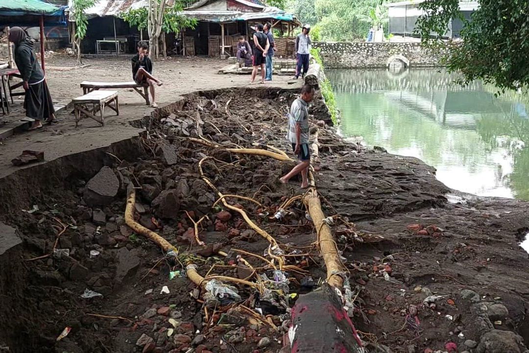 Tanggul Kolam Sumber Tuwiri di Mojosari Jebol Diterjang Hujan