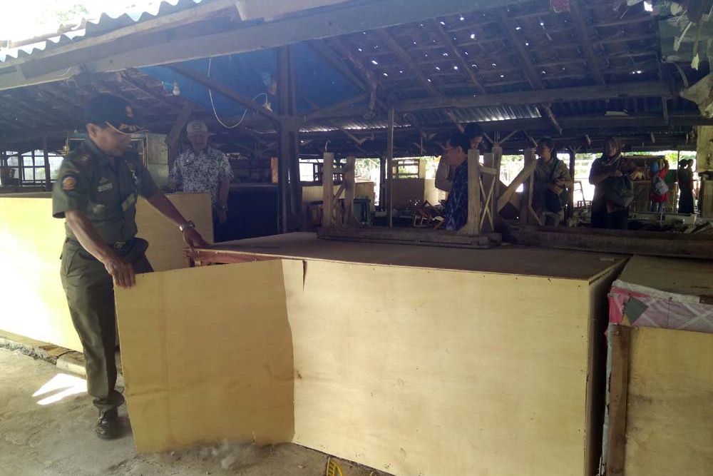Membandel, Warung 'Remang-Remang' Ini Akhirnya Dibongkar Paksa