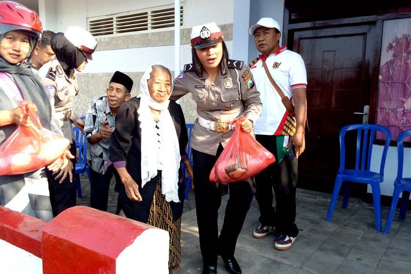 Satlantas Polres Blitar Kampanyekan Tertib Lalu Lintas Melalui Gowes Kemanusiaan 