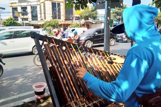 Pengamen Angklung Surabaya, Seniman Musik Tradisional yang Butuh Pengakuan