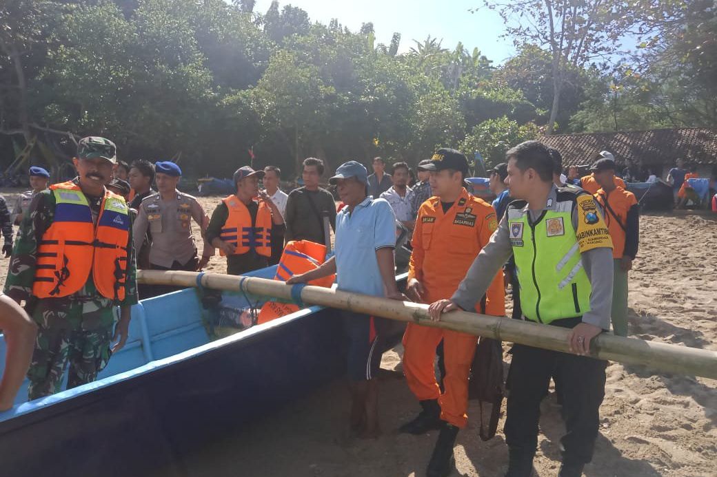 Pencarian Wisatawan di Pantai Pangi Blitar Libatkan Perahu Nelayan