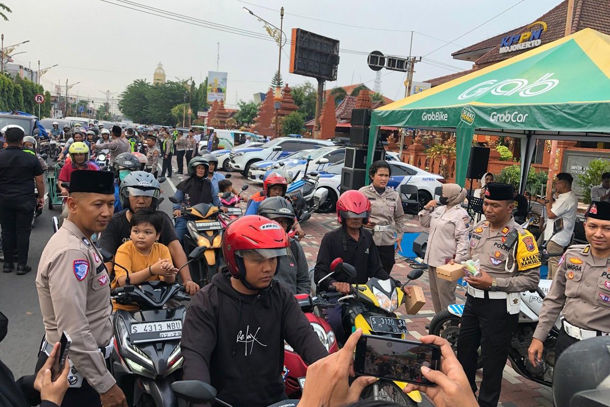 Polres Mojokerto Kota Bagikan Ratusan Takjil dan Buka Layanan Samsat Keliling