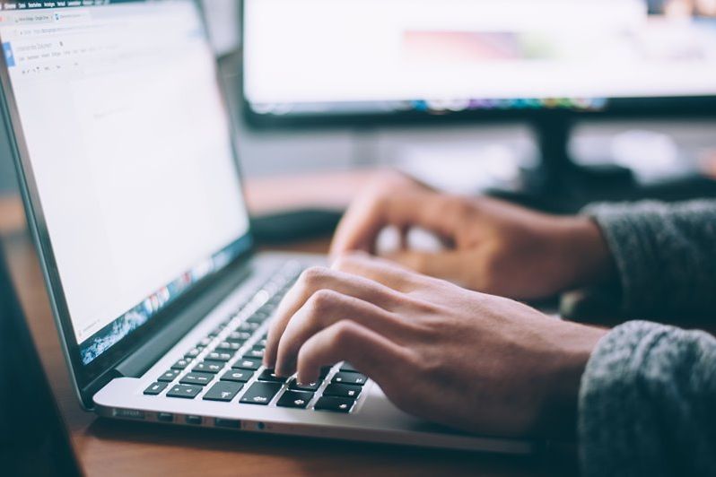 Mahasiswa Ciptakan Jam Tangan Pengontrol Aktivitas Internet Berlebihan