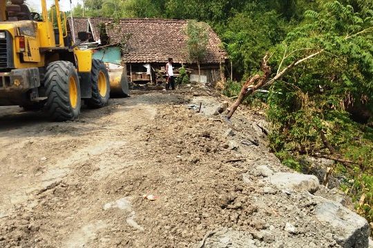 Bantaran Sungai Marmoyo Mojokerto Diduga Diuruk Pakai Limbah B3