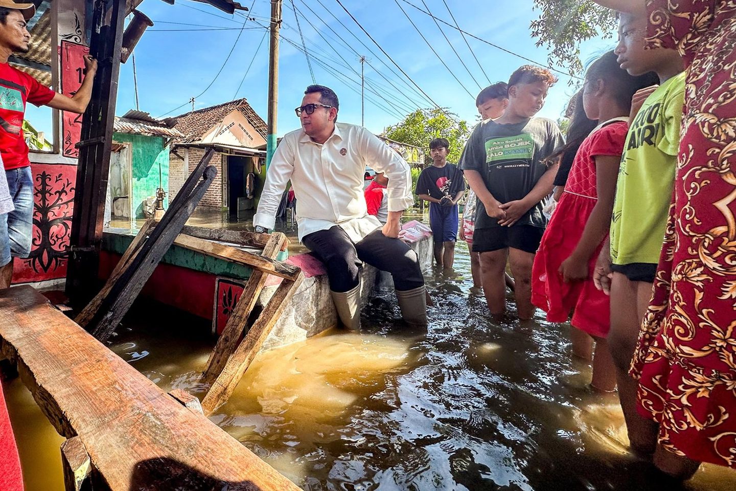 Pj Wali Kota Mojokerto Tinjau Warga Korban Banjir, Pasok Sembako dan Dapur Umum