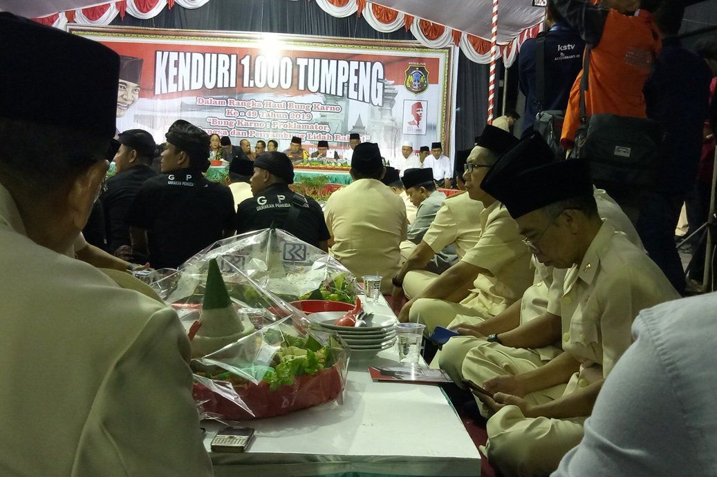 Warga Blitar Berebut 1.000 Tumpeng Puncak Haul Bung Karno