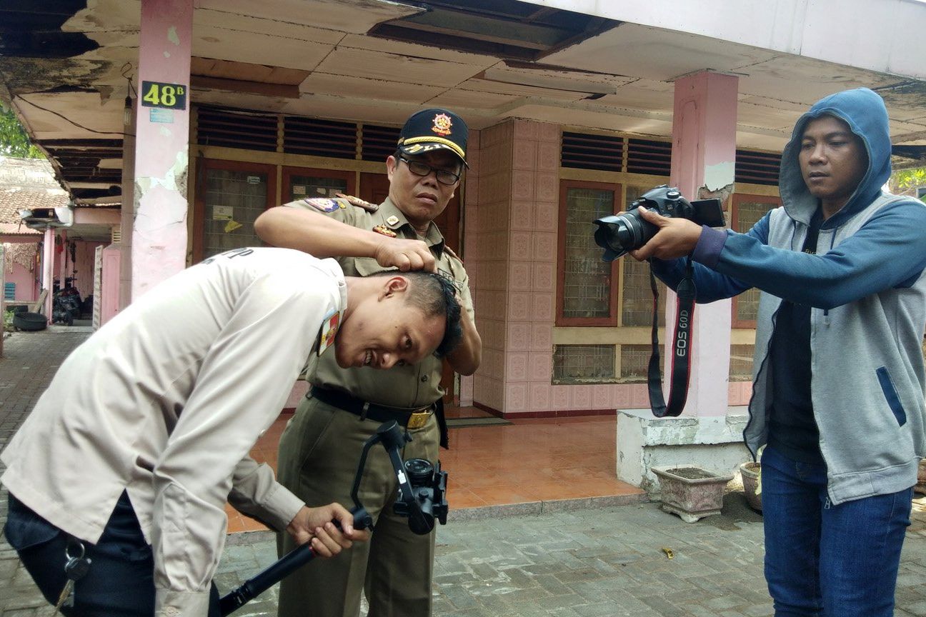 Satu Petugas Satpol PP Kota Mojokerto Disengat Tawon Ndas saat Evakuasi