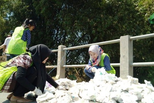 Tumpukan Popok Bekas Dievakuasi dari Dasar Sungai Kuwangen Mojokerto