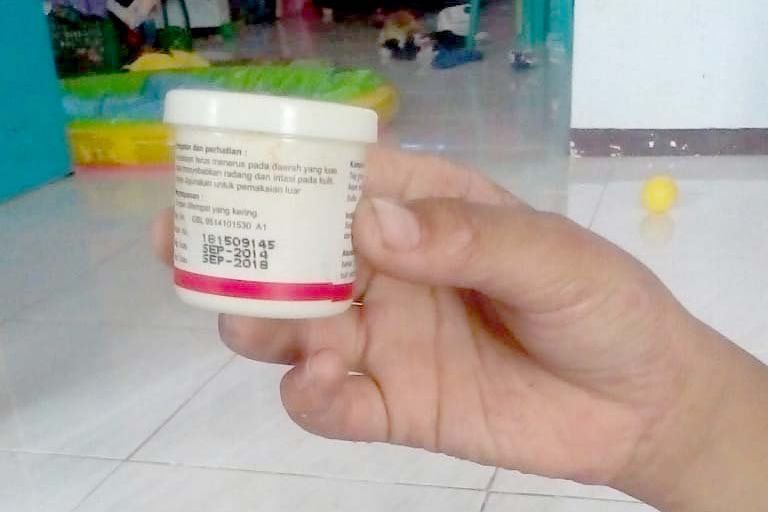 Warga Jetis Mojokerto Sesalkan Diberi Salep Kedaluwarsa