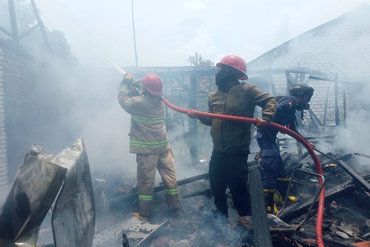 Menjelang Salat Jumat, Rumah Warga Lamongan Terbakar Diduga Korsleting Penanak Nasi