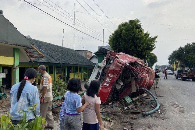 Mobil Damkar Terguling Saat Hendak Padamkan Kebakaran di Kediri