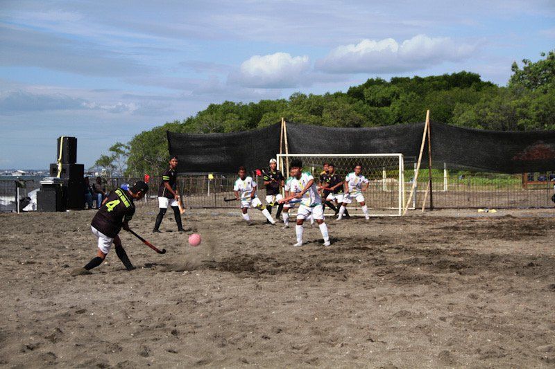 Pertandingan Hockey Pantai di Situbondo Pertama di Indonesia