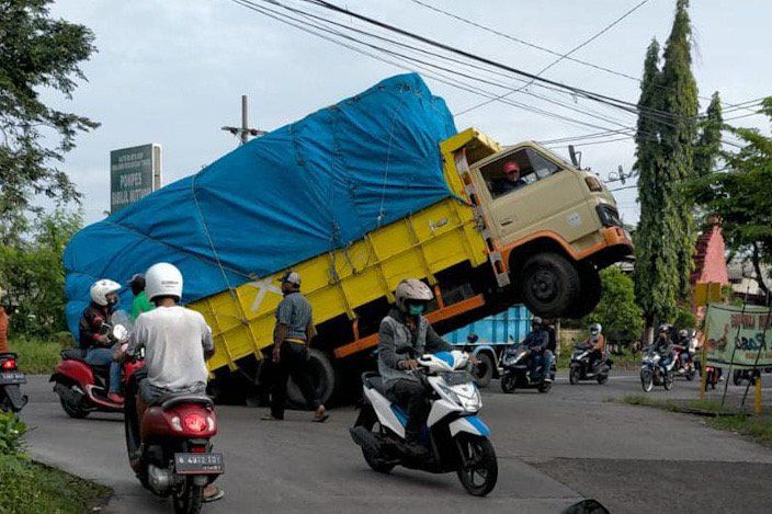 Truk Muatan Kardus Bekas Jumping di Tengah Jalan saat Hendak Berbelok