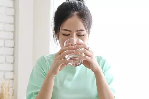 5 Khasiat Minum Air Hangat bagi Tubuh