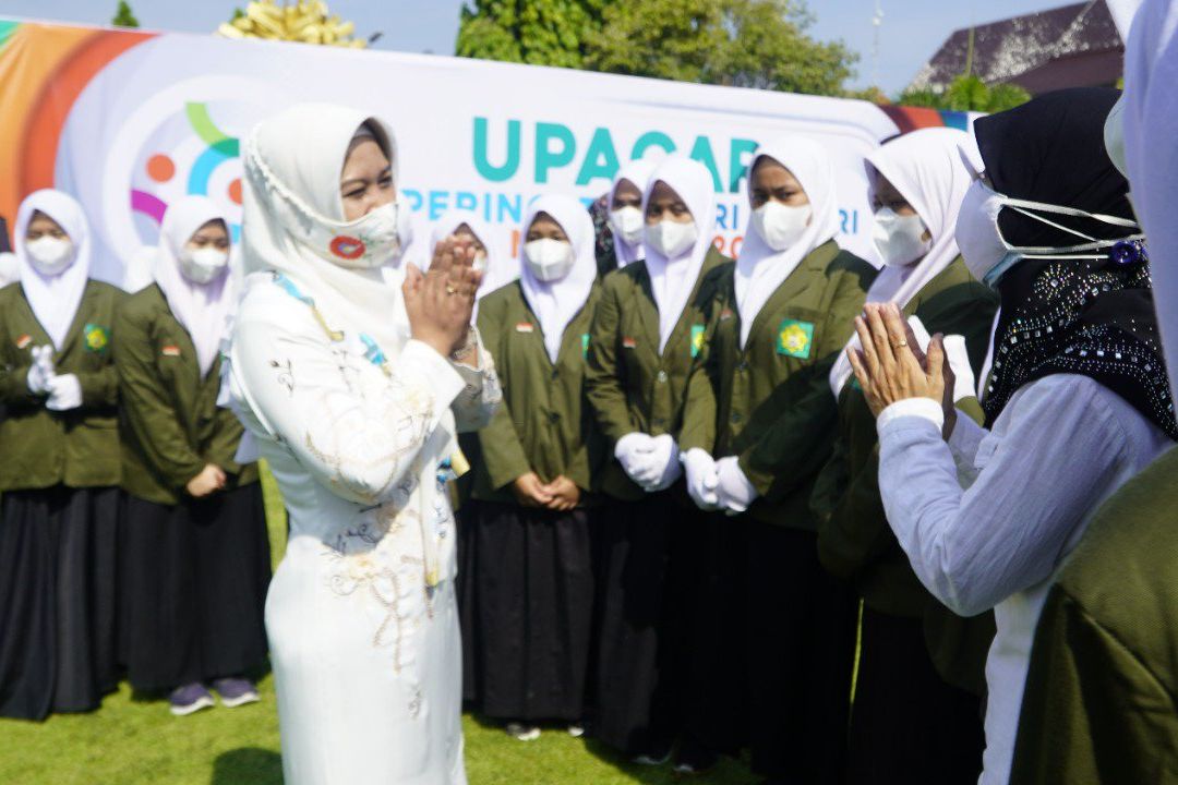 Peserta Terbatas, Ning Ita Pimpin Upacara Hari Santri 2021