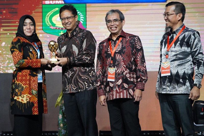 Beri Asuransi untuk Warganya, Pemkab Mojokerto Dapat Pengargaan UHC dari BPJS Kesehatan