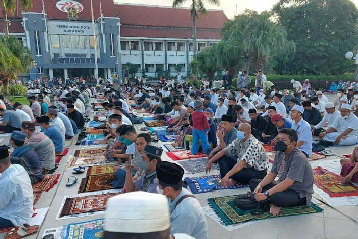 Dua Tahun Vakum Akibat Pandemi, Salat Idulfitri Kembali Digelar di Balai Kota Surabaya