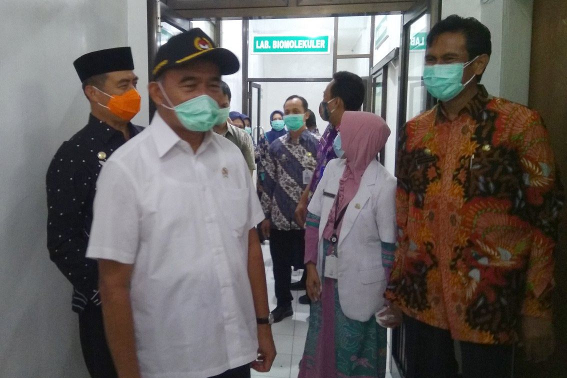 Menko PMK Minta Laboratorium PCR di RSUD Caruban Lebih Maksimal 