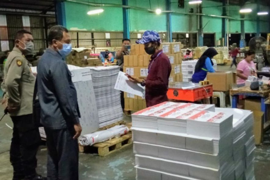 Gudang Penuh APD Prokes Covid-19, Pelipatan dan Menyortir Surat Suara Tertunda