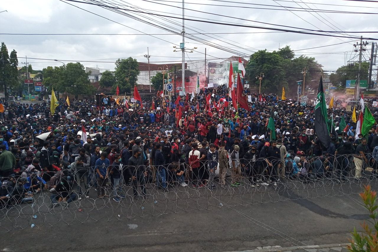 Ribuan Massa dari Berbagai Elemen di Jember Mengecam Keras RUU Cipta Kerja