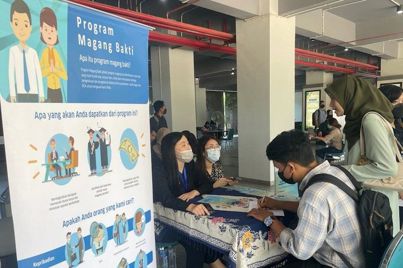 Ribuan Para Pencari Kerja Padati Job Fair UHW Perbanas 2023