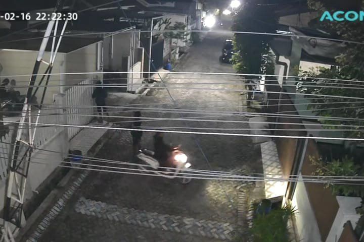 Terekam CCTV, Tiga Pria Gasak Vario di Teras Rumah Warga