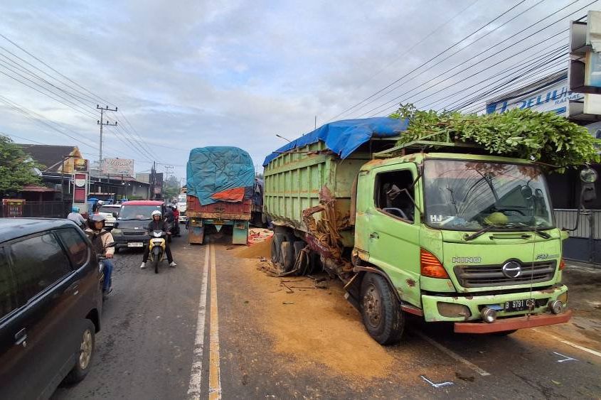 Sopir Diduga Mengantuk, Truk Gandeng Picu Kecelakaan Beruntun di Mojokerto