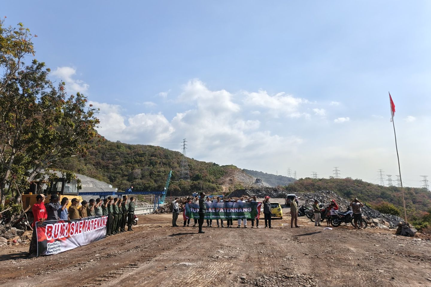 Upacara HUT RI, Warga dan Perhutani Protes Kerusakan Lingkungan Proyek Tol Probowangi