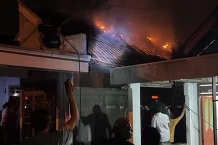 Rumah Warga di Mojokerto Terbakar Saat Pemilik Terlelap