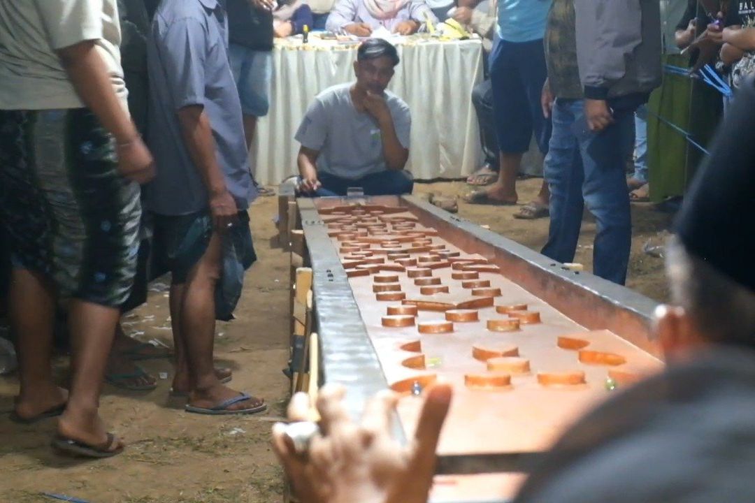 Serunya Lomba Kelereng Balap di Probolinggo yang Diikuti Lintas Usia