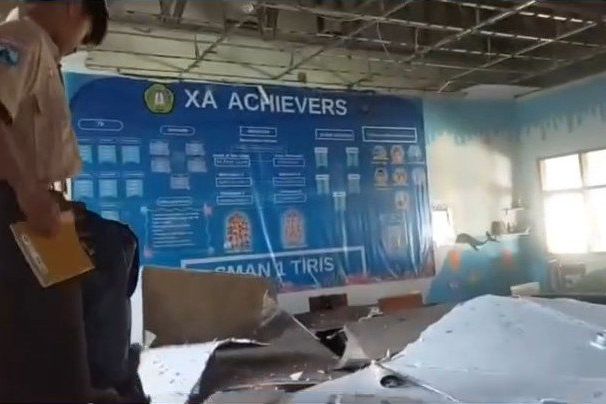 Plafon Kelas SMAN 1 Tiris Probolinggo Ambruk, Guru dan Siswa Terluka