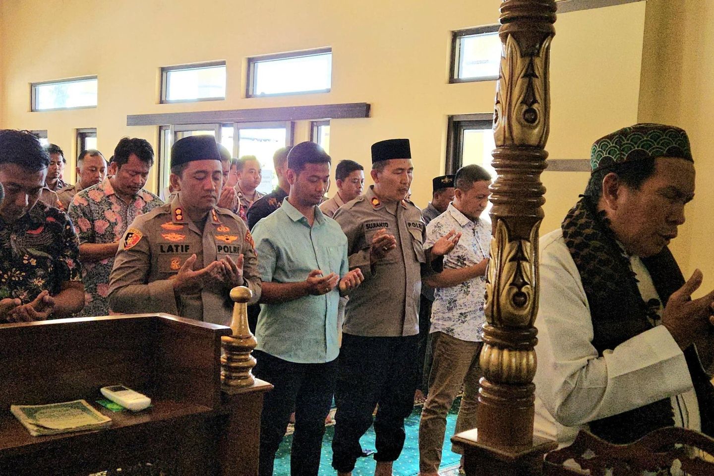 Polres Probolinggo Gelar Salat Gaib untuk Almarhum Pengemudi Ojol