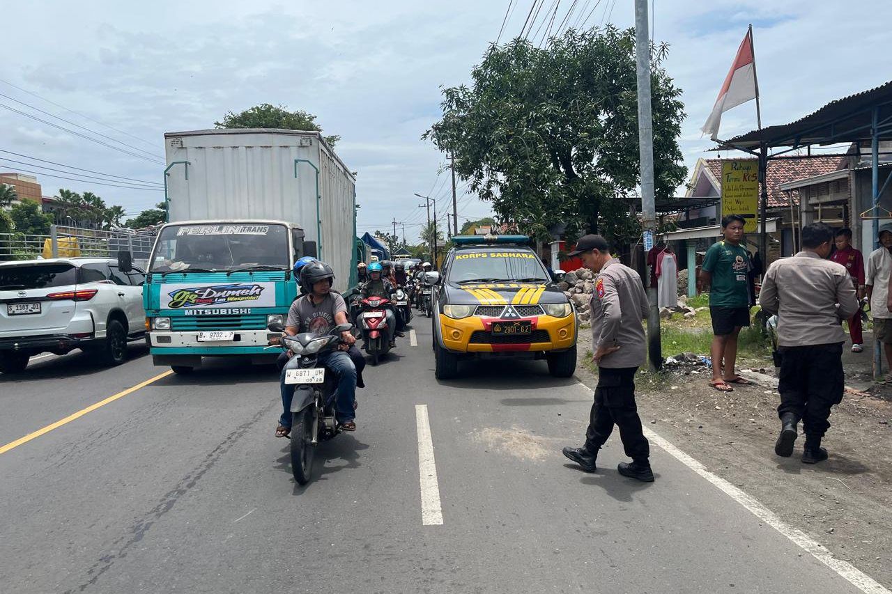 Hantam Bagian Belakang Truk Parkir di Mojokerto, Pemotor Meregang Nyawa