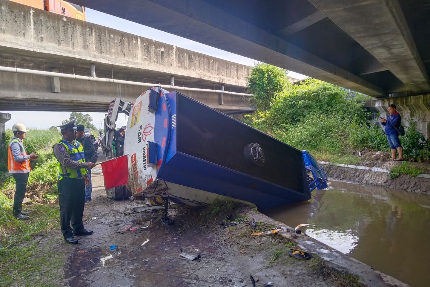 Oleng, Truk Pengakut Solar Terjun dari Jalan Tol Jombang-Mojokerto
