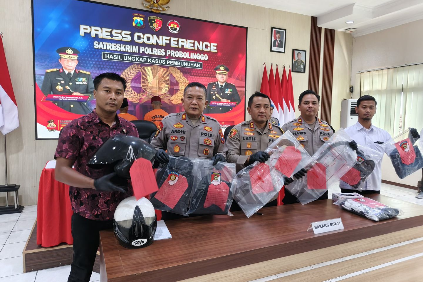 Diduga Selingkuh, Anak dan Ayah Bunuh Pria dengan 40 Luka Bacokan