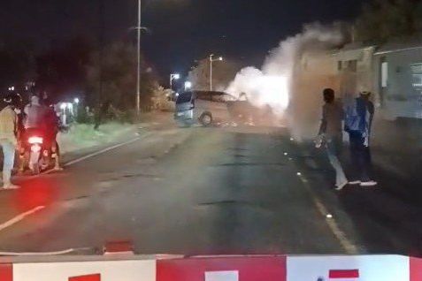 Ban Meletus di Perlintasan Kereta, Mobil Minivan Tertemper KA Ranggajati di Probolinggo