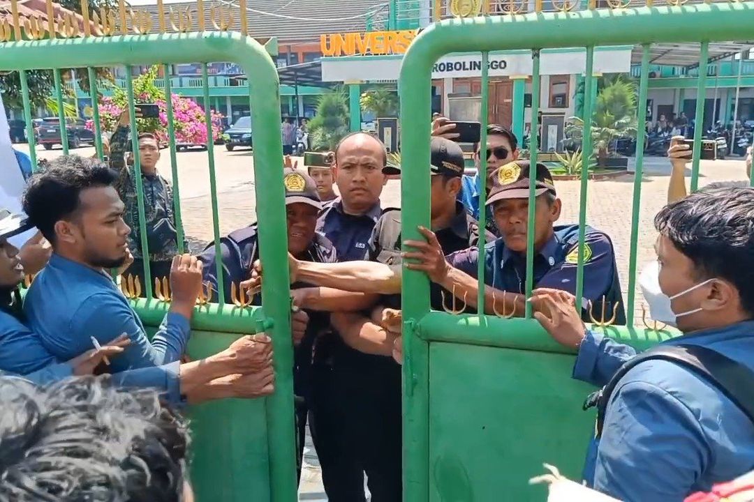 Ijazah Tertahan, Mahasiswa UPM Probolinggo Turun ke Jalan