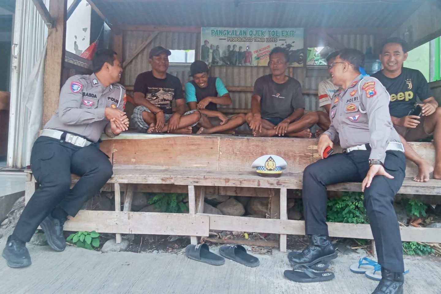 Ngopi Bareng Sopir, Cara Humanis Satlantas Polres Probolinggo Sosialisasi Operasi Patuh