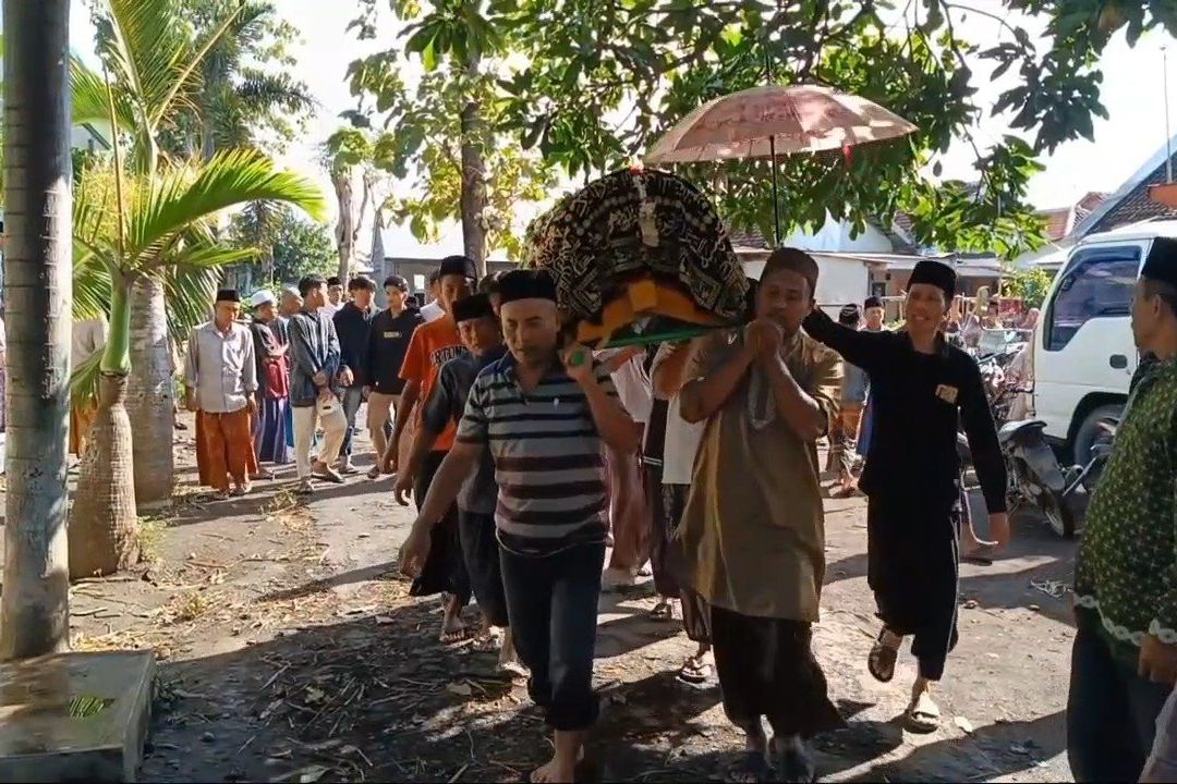 Kisah Pasutri Pedagang Kue Terseret Banjir Bandang Bali