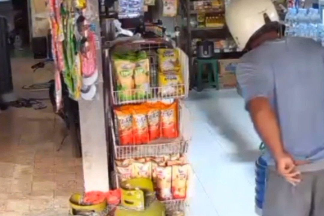 Aksi Pencurian Beras oleh Eks Anggota Satpol PP Kota Probolinggo Terekam CCTV