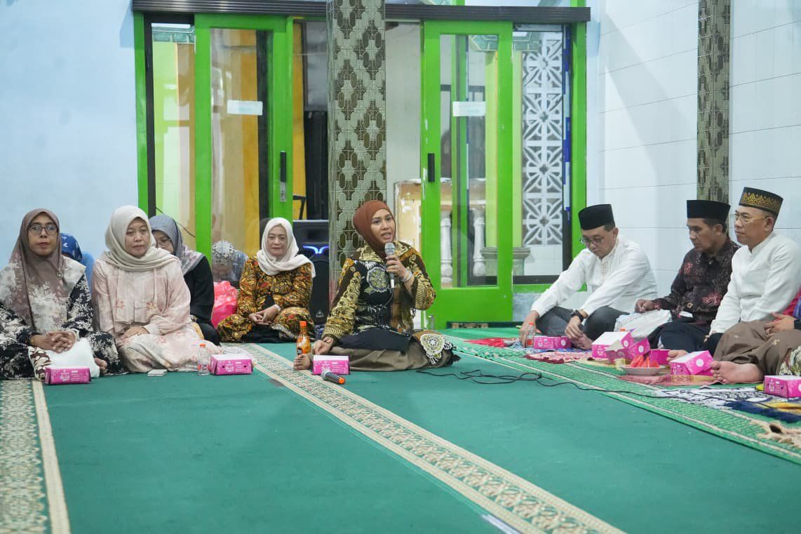 Safari Tarawih di Kranggan, Ning Ita Ajak Warga Waspada Banjir dan Hoaks