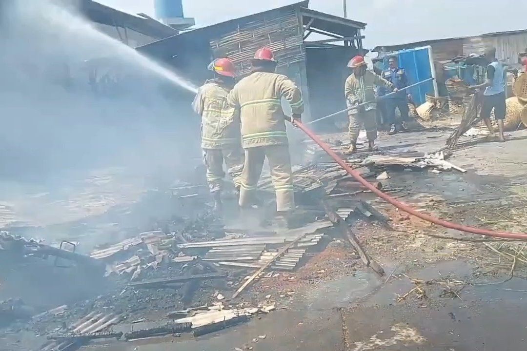 Gudang Keranjang Ikan di PPP Mayangan Probolinggo Terbakar