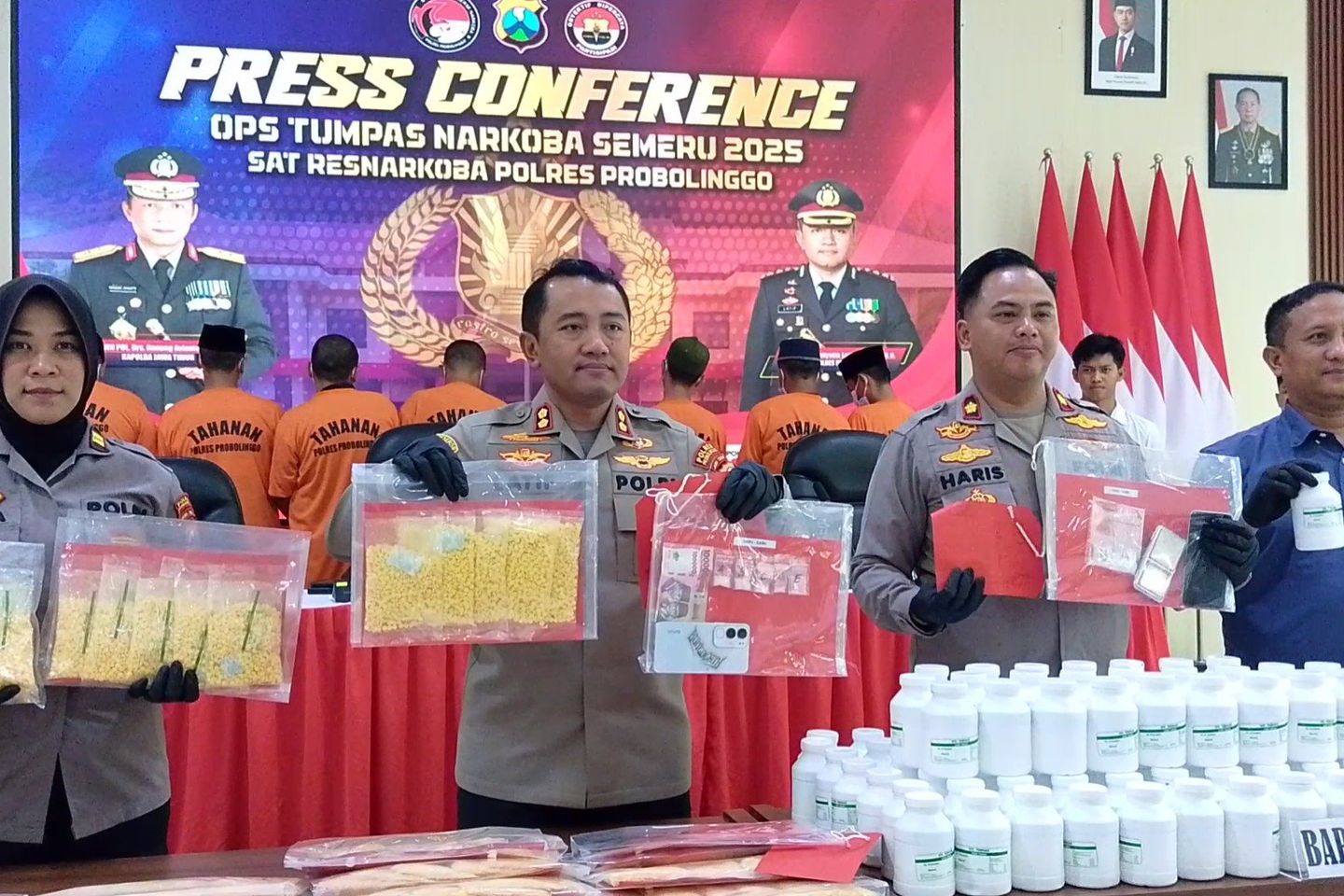 Polisi Probolinggo Sita Ribuan Obat Keras Berlabel Vitamin Ternak