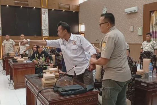 LSM dan DPRD Bersitegang, Tuding Ada Beking di Balik Judi Sabung Ayam di Probolinggo