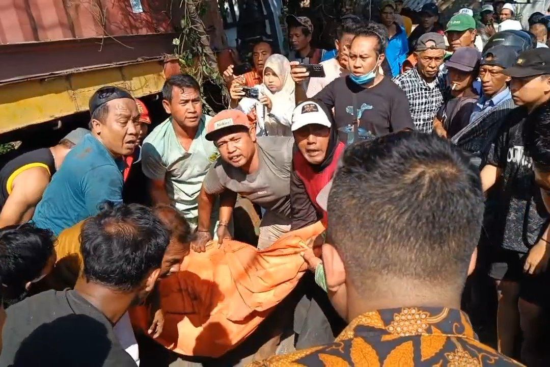 Pengendara Motor Tewas Terlindas Kontainer, Pantura Probolinggo Macet Dua Jam