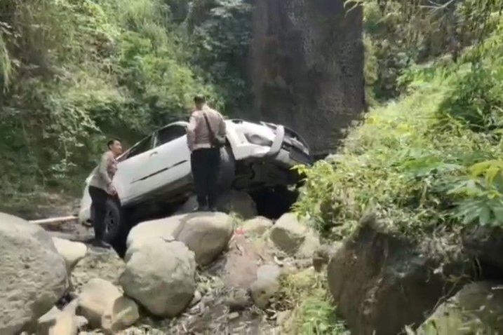 Rem Blong, Fortuner Terjun ke Sungai Trembes Gunung Bromo