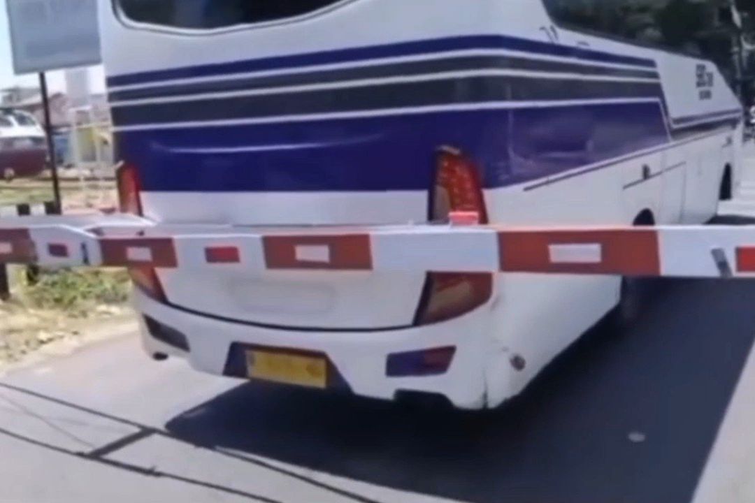 Nekat Menerobos Palang Pintu, Bus Karyawan Hampir Tersambar Kereta Api