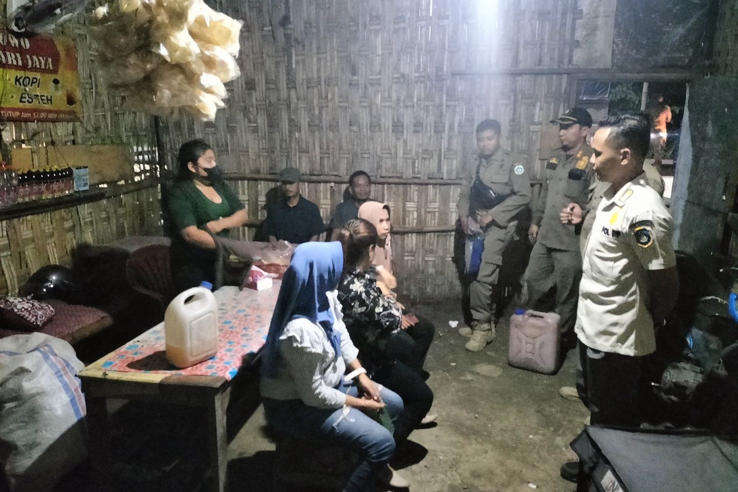 Razia Warung, Satpol PP Lamongan Amankan 9 Pramusaji Berpakaian Mini